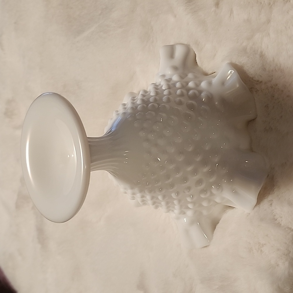 VINTAGE FENTON  WHITE MILK GLASS PEDESTAL  CANDY DISH. 🍬 😋 - Picture 5 of 6